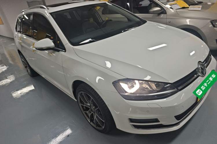 Used Volkswagen Golf 2014 1.4TSI Luxury Travel Edition Front Right 45 Deg