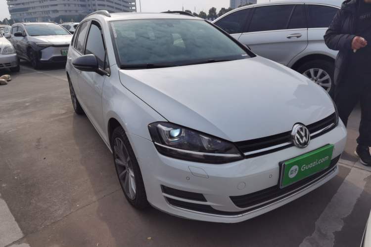 Used Volkswagen Golf 2014 1.4TSI Luxury Travel Edition Front Right 45 Deg