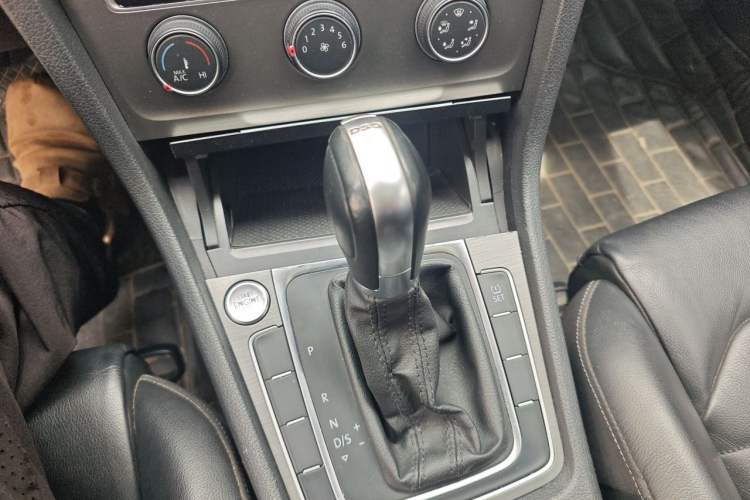 Used Volkswagen Golf 2014 1.4TSI Automatic Luxury Model Gear Lever