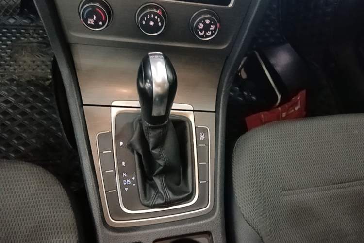 Used Volkswagen Golf 2014 1.4TSI Automatic Comfort Model Gear Lever