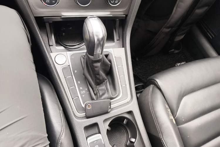 Used Volkswagen Golf 2014 1.4TSI Automatic Luxury Model Gear Lever