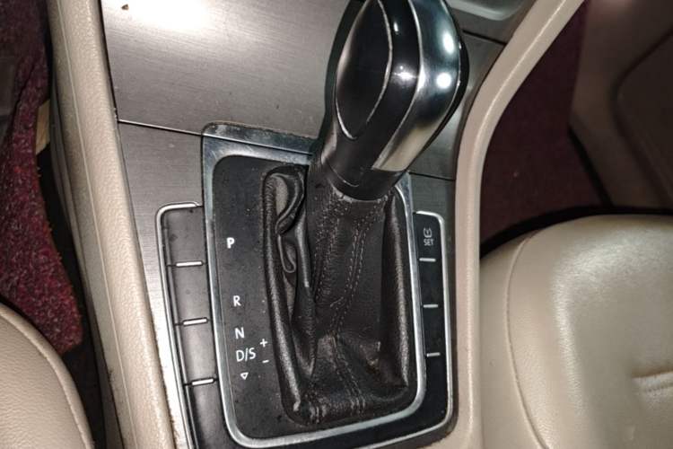 Used Volkswagen Golf 2014 1.6L Automatic Comfort Model Gear Lever