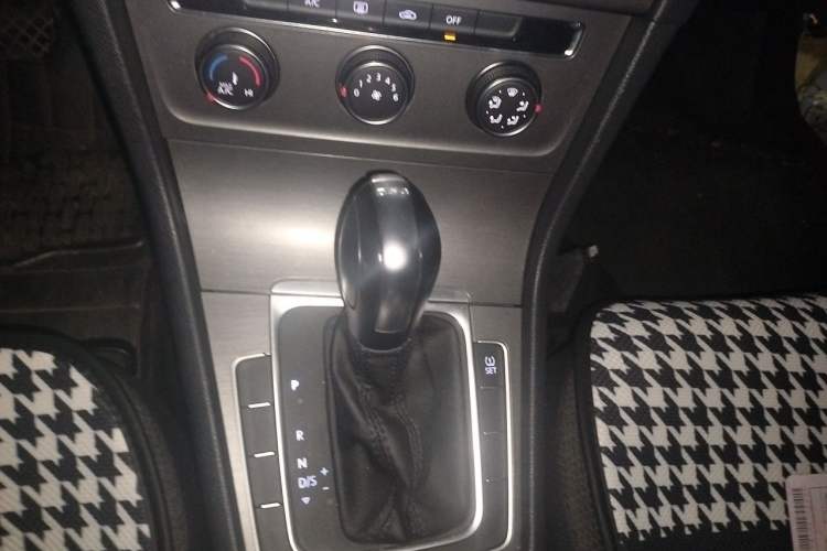 Used Volkswagen Golf 2014 1.4TSI Automatic Comfort Model Gear Lever