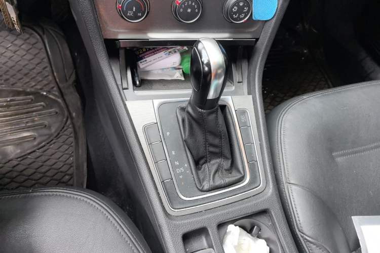 Used Volkswagen Golf 2014 1.6L Automatic Comfort Model Gear Lever
