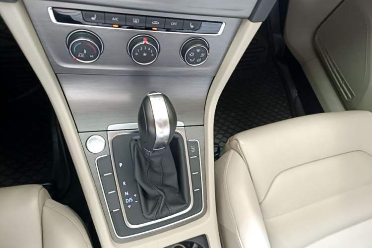 Used Volkswagen Golf 2014 1.4TSI Automatic Luxury Model Gear Lever