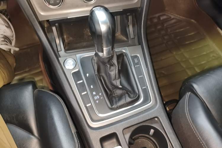 Used Volkswagen Golf 2014 1.4TSI Automatic Luxury Model Gear Lever