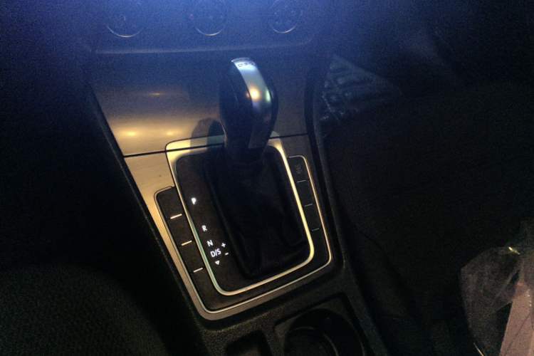 Used Volkswagen Golf 2014 1.4TSI Automatic Comfort Model Gear Lever