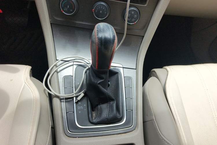 Used Volkswagen Golf 2014 1.6L Automatic Comfort Model Gear Lever