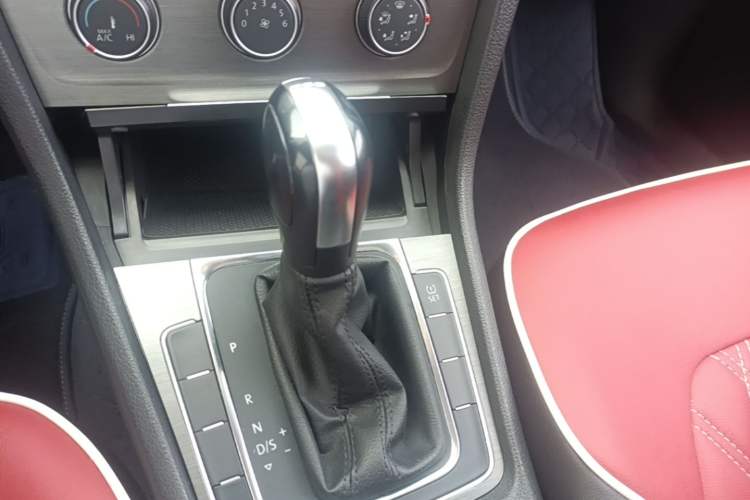 Used Volkswagen Golf 2014 1.4TSI Automatic Comfort Model Gear Lever