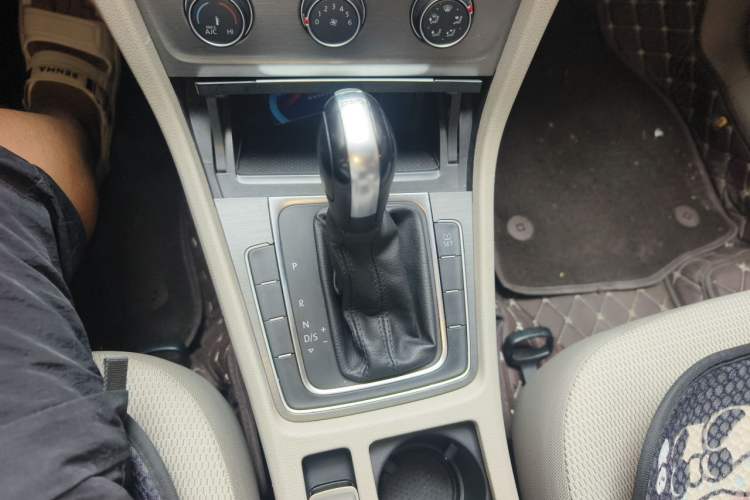 Used Volkswagen Golf 2014 1.4TSI Automatic Comfort Model Gear Lever