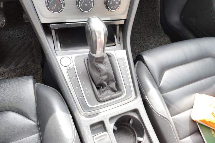 Used Volkswagen Golf 2014 1.4TSI Automatic Luxury Model Gear Lever