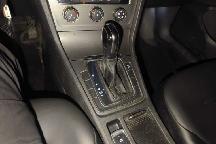 Used Volkswagen Golf 2014 1.4TSI Automatic Comfort Model Gear Lever