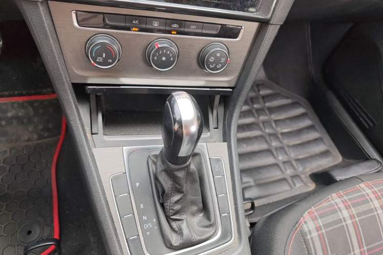 Used Volkswagen Golf 2014 1.4TSI Automatic Comfort Model Gear Lever