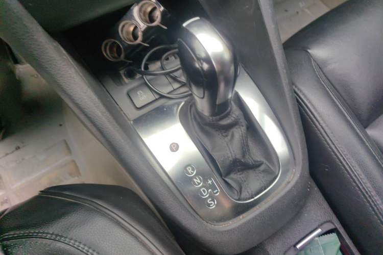 Used Volkswagen Golf 2014 1.6L Automatic Comfort Model Gear Lever