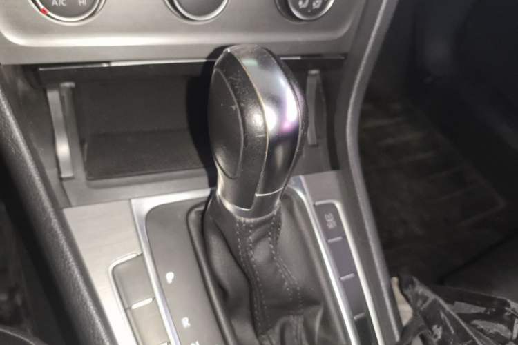 Used Volkswagen Golf 2014 1.6L Automatic Comfort Model Gear Lever