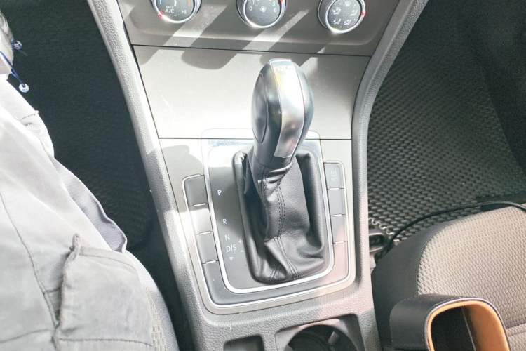 Used Volkswagen Golf 2014 1.4TSI Automatic Comfort Model Gear Lever