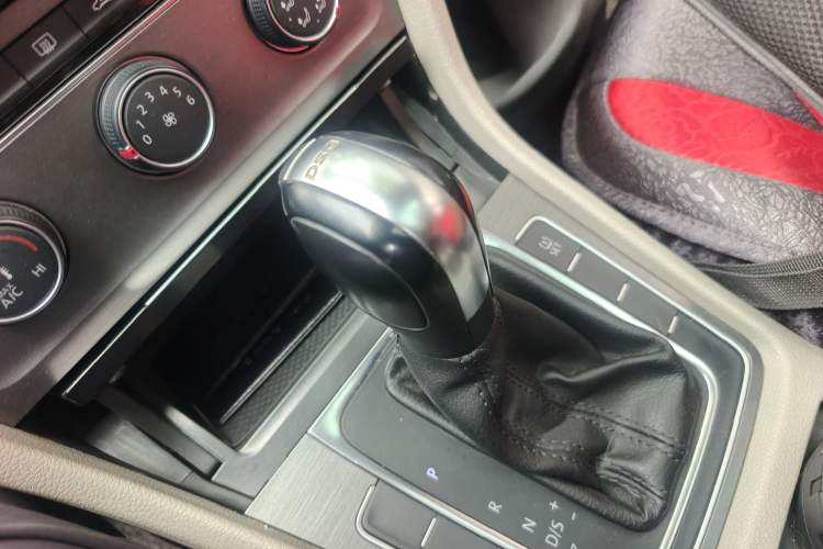 Used Volkswagen Golf 2014 1.4TSI Automatic Comfort Model Gear Lever