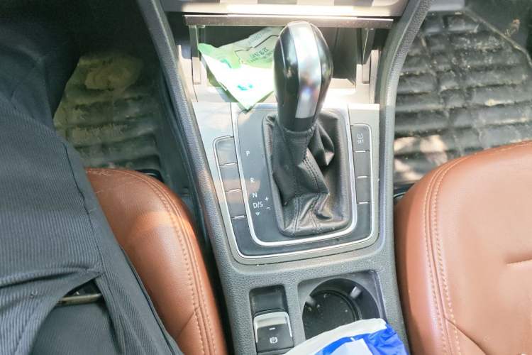 Used Volkswagen Golf 2014 1.6L Automatic Comfort Model Gear Lever