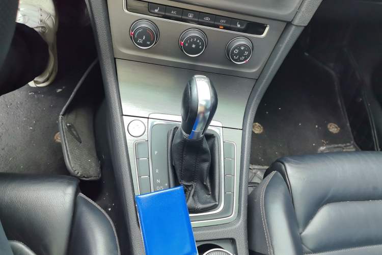 Used Volkswagen Golf 2014 1.4TSI Automatic Luxury Model Gear Lever