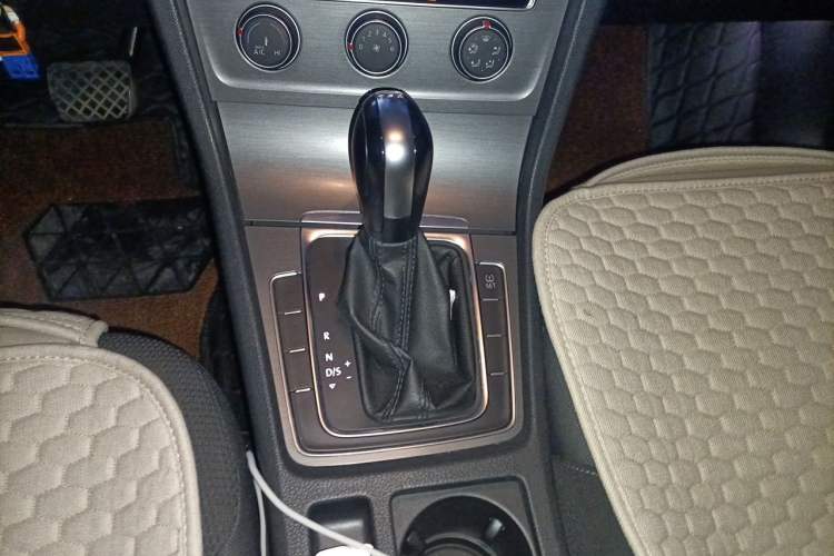 Used Volkswagen Golf 2014 1.4TSI Automatic Comfort Model Gear Lever