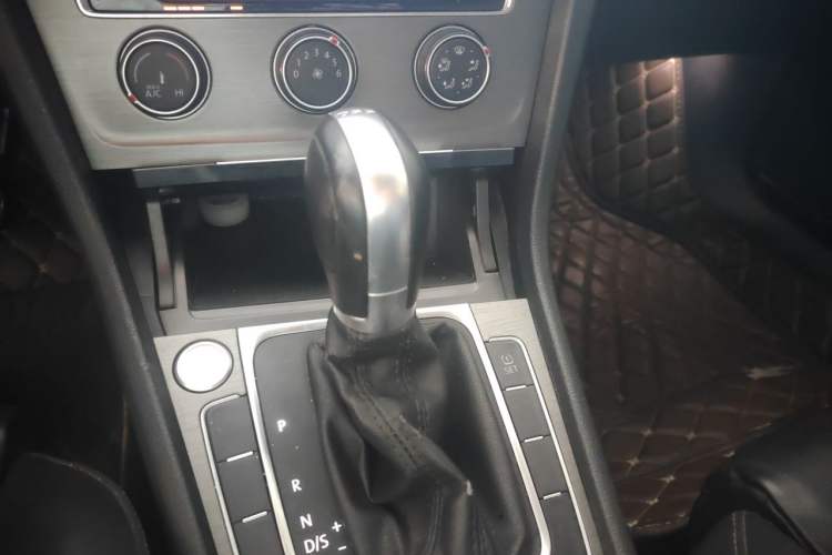 Used Volkswagen Golf 2014 1.4TSI Automatic Luxury Model Gear Lever