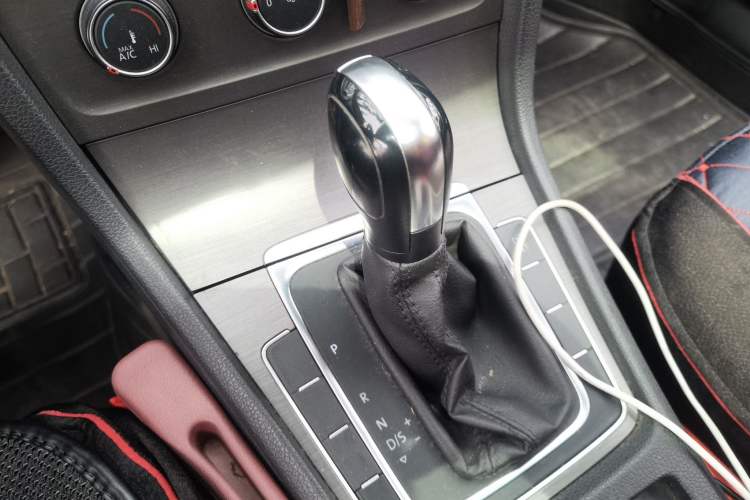 Used Volkswagen Golf 2014 1.6L Automatic Comfort Model Gear Lever