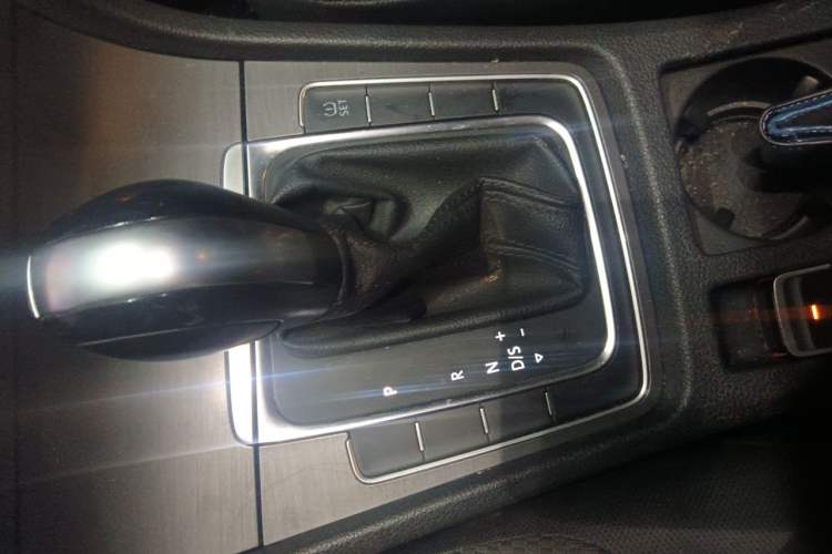 Used Volkswagen Golf 2014 1.6L Automatic Fashion Model Gear Lever