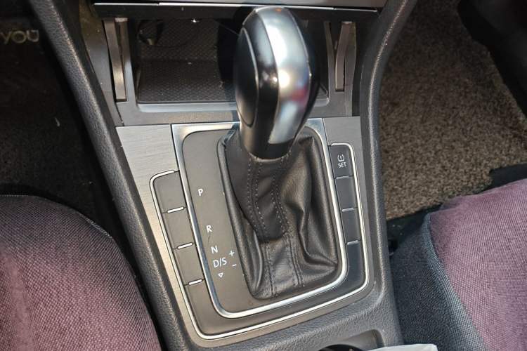Used Volkswagen Golf 2014 1.6L Automatic Comfort Model Gear Lever