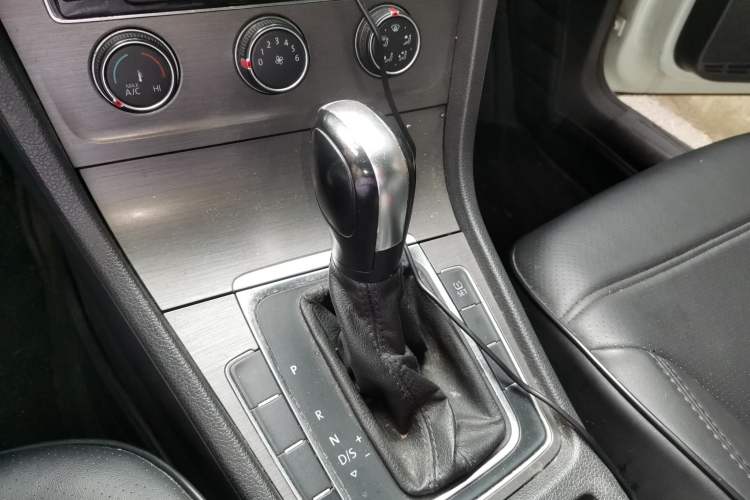Used Volkswagen Golf 2014 1.6L Automatic Comfort Model Gear Lever
