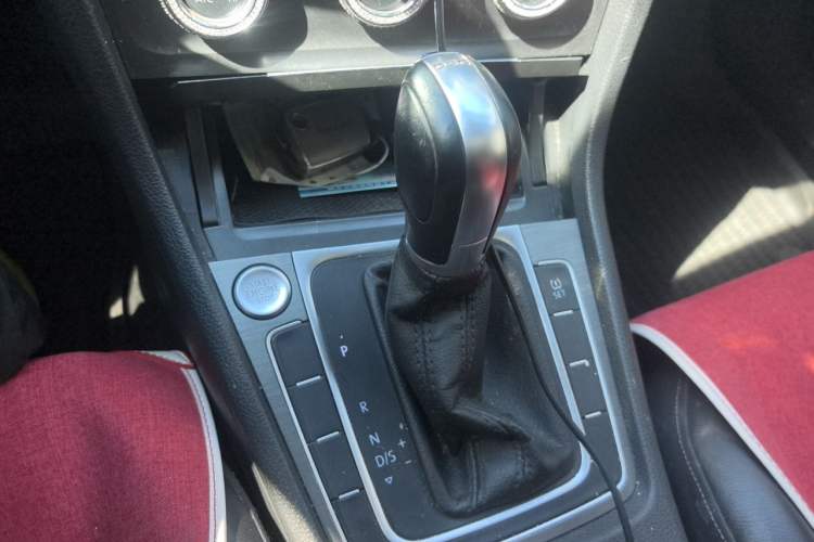 Used Volkswagen Golf 2014 1.4TSI Automatic Luxury Model Gear Lever