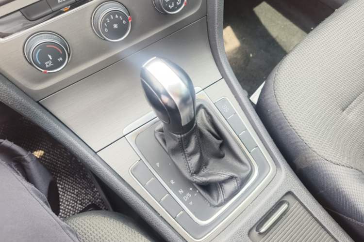 Used Volkswagen Golf 2014 1.6L Automatic Comfort Model Gear Lever