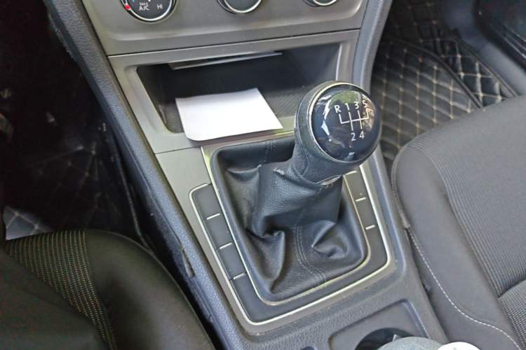 Used Volkswagen Golf 2014 1.6L Manual Fashion Edition Gear Lever