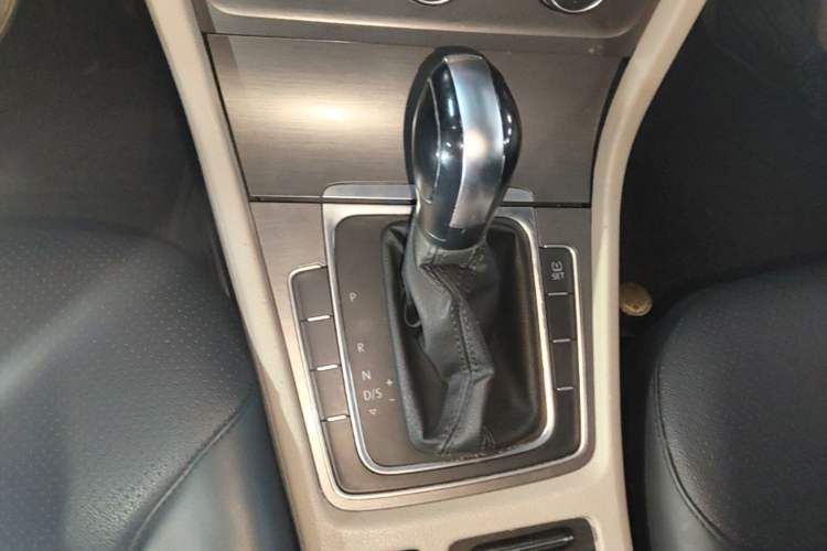 Used Volkswagen Golf 2014 1.6L Automatic Comfort Model Gear Lever