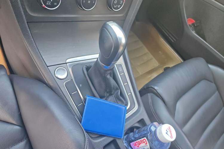 Used Volkswagen Golf 2014 1.4TSI Automatic Luxury Model Gear Lever