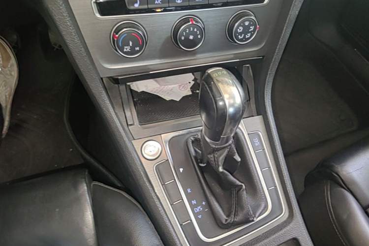 Used Volkswagen Golf 2014 1.4TSI Automatic Luxury Model Gear Lever