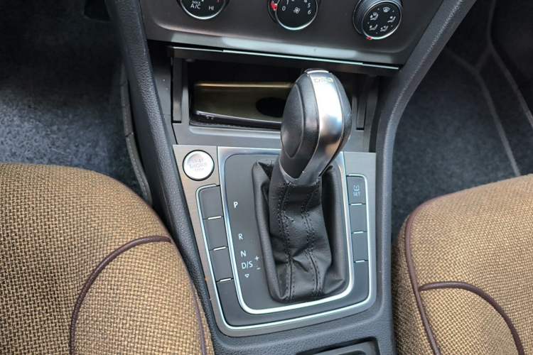 Used Volkswagen Golf 2014 1.4TSI Automatic Luxury Model Gear Lever