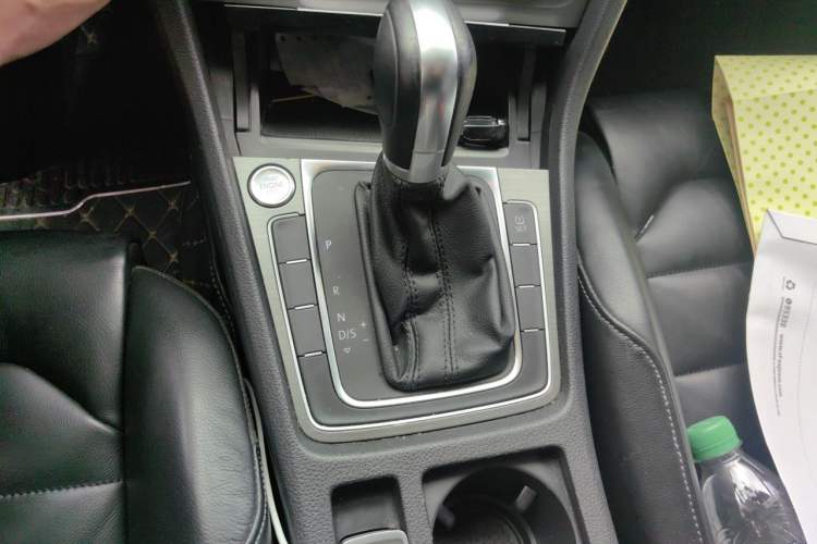 Used Volkswagen Golf 2014 1.4TSI Automatic Luxury Model Gear Lever