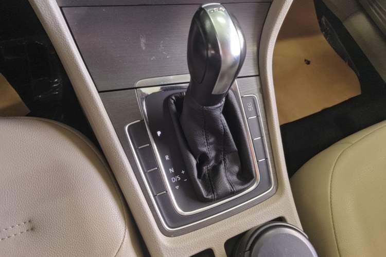 Used Volkswagen Golf 2014 1.4TSI Automatic Comfort Model Gear Lever