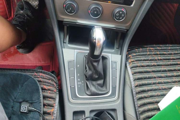 Used Volkswagen Golf 2014 1.4TSI Automatic Comfort Model Gear Lever