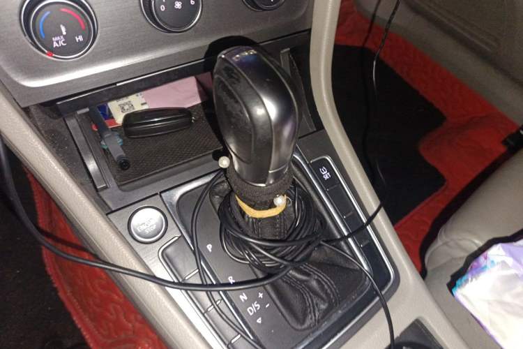 Used Volkswagen Golf 2014 1.4TSI Automatic Luxury Model Gear Lever