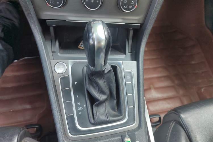 Used Volkswagen Golf 2014 1.4TSI Automatic Luxury Model Gear Lever