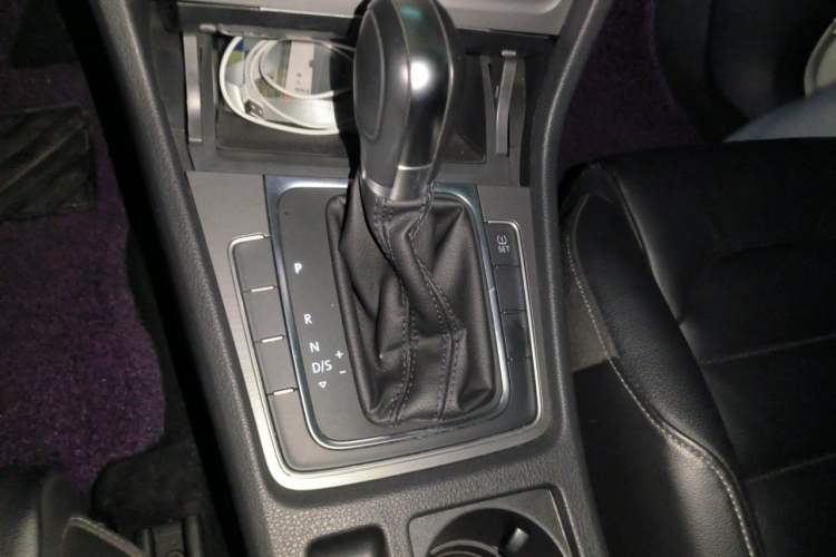 Used Volkswagen Golf 2014 1.6L Automatic Comfort Model Gear Lever