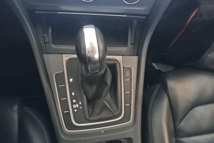 Used Volkswagen Golf 2014 1.6L Automatic Comfort Model Gear Lever