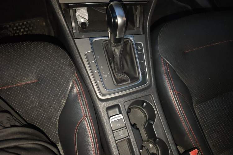 Used Volkswagen Golf 2014 1.6L Automatic Comfort Model Gear Lever