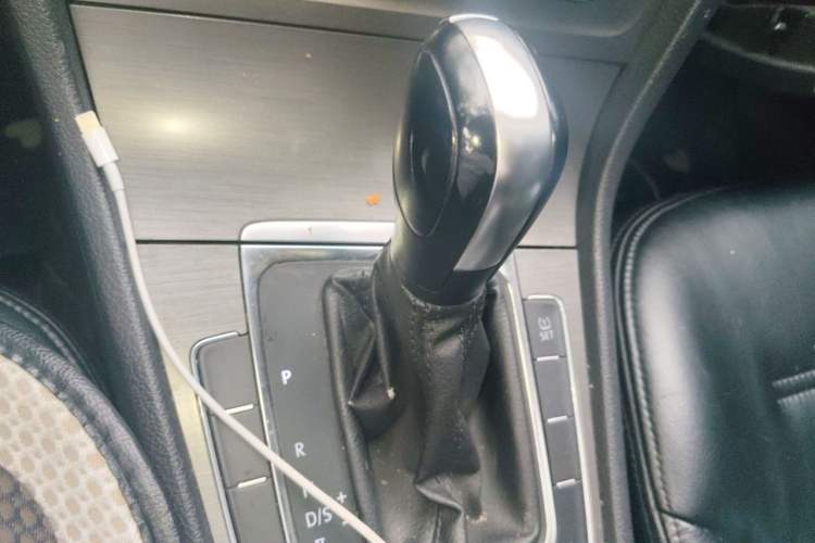 Used Volkswagen Golf 2014 1.6L Automatic Comfort Model Gear Lever