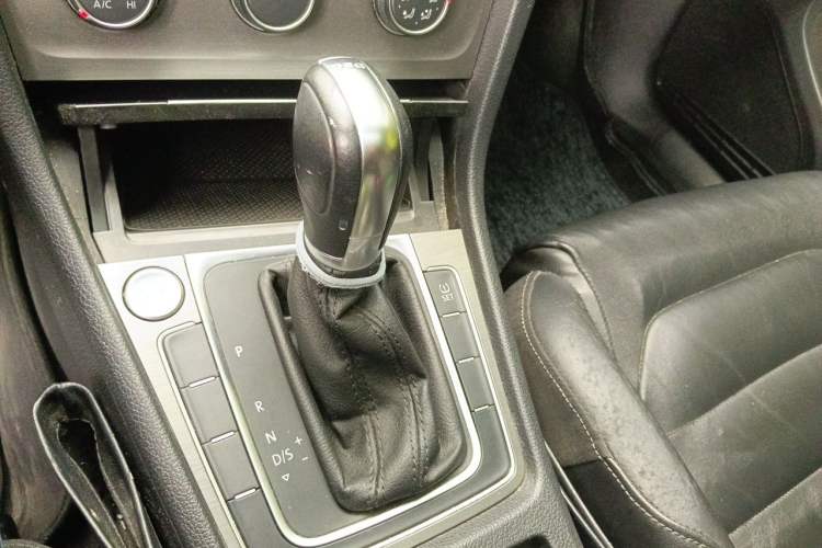 Used Volkswagen Golf 2014 1.4TSI Automatic Luxury Model Gear Lever