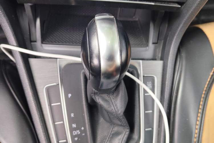 Used Volkswagen Golf 2014 1.6L Automatic Comfort Model Gear Lever