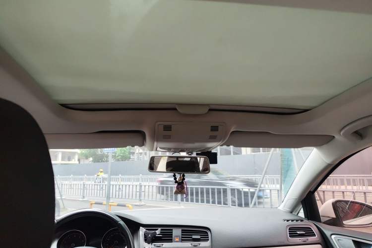 Used Volkswagen Golf 2014 1.4 TSI Manual Comfort Model Headliner