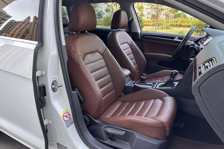 Used Volkswagen Golf 2014 1.4TSI Luxury Travel Edition Interior 1