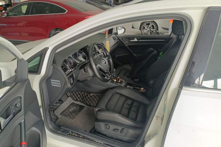 Used Volkswagen Golf 2014 1.4TSI Luxury Travel Edition Left Front Seat